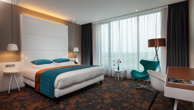 Luxe hotelroom with bed and table